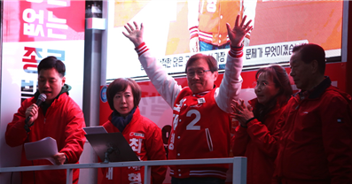 최재형 국민의힘 서울 종로구 국회의원 후보는 22대 총선 공식선거운동 첫날인 지난 28일 경복궁역에서 출정식을 개최하고, 비가 오는 와중에도 수많은 지지자들이 운집해 뜨거운 유세전을 펼쳤다고 밝혔다. / 최재형 후보 제공