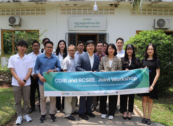 인하대학교 소상공인 경제생태계 연구센터와 캄보디아 개발자원연구소가 워크숍 기념사진을 촬영하고 있다.