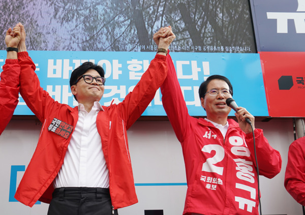 양홍규 국민의힘 대전 서구을 국회의원 후보는 2일 오후 3시 45분경 갤러리아 타임월드 뒤편에서 한동훈 총괄선거대책위원장이 지원 유세에 나섰다고 밝힌 가운데, 한동훈 위원장이 양홍규 후보의 손을 맞잡고 22대 총선 필승을 다짐하고 있다. / 양홍규 후보 제공