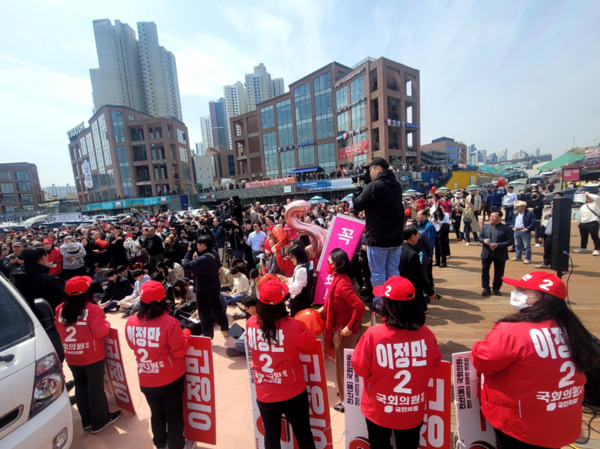 한동훈 국민의힘 비상대책위원장은 지난 2일 천안을 지역의 대표적인 명소인 성성호수공원 UCC카페거리를 찾아 이정만 후보와 함께 집중 유세를 진행했다고 밝혔다. / 이정만 후보 제공