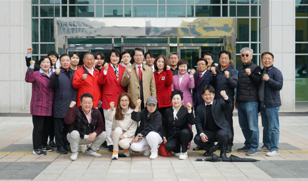 양홍규 국민의힘 대전 서구을 국회의원 후보는 사전투표 첫날인 5일 오전 10시 서구청 사전투표소를 찾아 배우자 임민아 씨 및 지지자 20여 명과 함께 사전투표를 진행했다고 밝혔다. / 양홍규 후보 제공