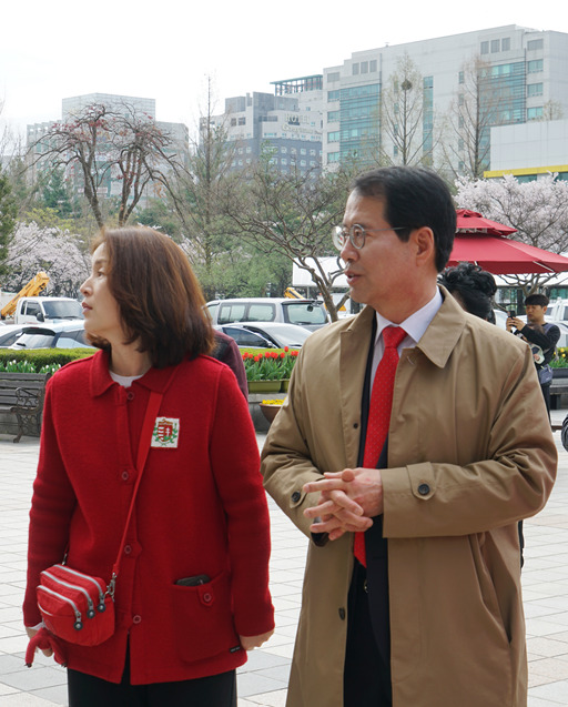 양홍규 국민의힘 대전 서구을 국회의원 후보는 사전투표 첫날인 5일 오전 10시 서구청 사전투표소를 찾아 배우자 임민아 씨 및 지지자 20여 명과 함께 사전투표를 진행했다고 밝혔다(사진 왼쪽부터 배우자 임민아 씨, 양홍규 후보). / 양홍규 후보 제공