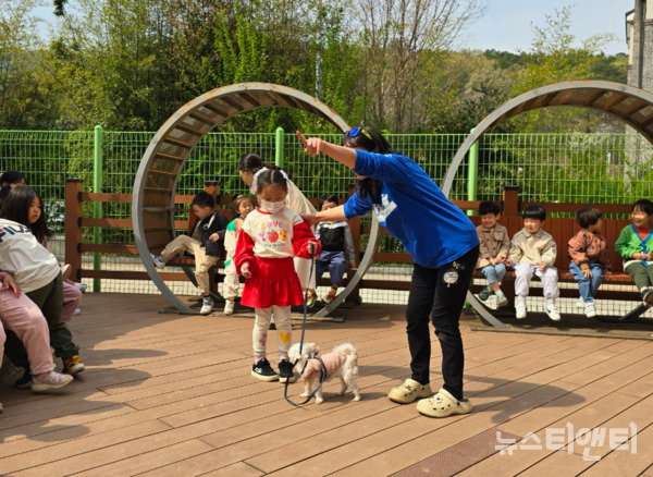 대전 유성구는 오는 10월까지 어린이집, 유치원, 초등학교 20개소를 방문해 반려동물 문화교육 ‘반려동물과의 행복한 교감, 찾아가는 동감교육 찾아갈개! 기다려냥!’을 실시한다고 17일 밝혔다. / 유성구 제공