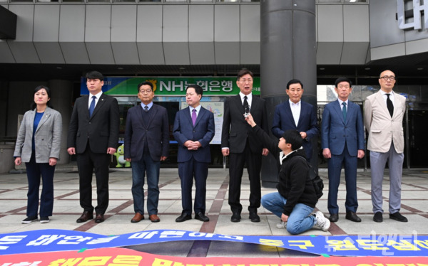 김제선 대전 중구청장이 박용갑 중구 국회의원 당선인, 윤양수 중구의회 의장 등과 소상공인시장진흥공단을 방문해 유성 이전에 대한 반대의 뜻을 확고히 밝혔다. (사진=김제선 구청장(오른쪽 네 번째)이 소진공 이전의 부당함을 피력하고 있다. / 중구 제공)