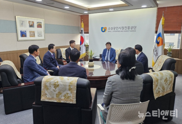 김제선 구청장 등이 박성효 소진공 이사장(가운데)과 면담하고 있다. / 중구 제공