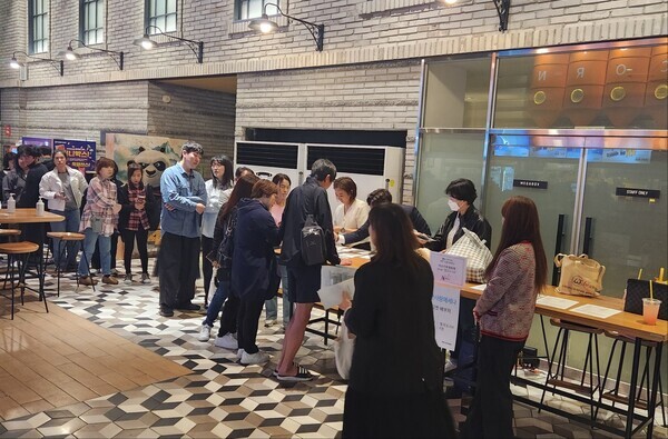 대전사랑메세나 무료영화제에 참여한 시민들에게 티켓을 배부하고있다.