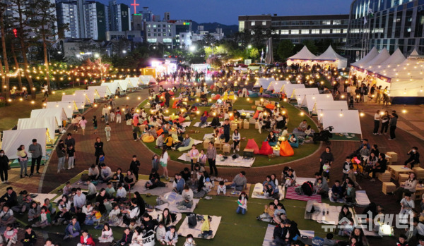 대전 동구는 지난 26일 구청 중앙광장에서 개최된 ‘달빛 야외도서관’이 많은 주민들의 참여 속 성황리에 마무리됐다고 밝혔다. / 동구 제공