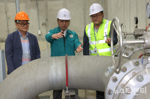 대전 동구는 다가오는 여름철 자연재난에 대비해 세천동 세천공원 급경사지와 홍도지하차도 배수펌프장 시설 등 취약지역 사전점검을 실시한다고 29일 밝혔다. (사진=29일 박희조 구청장(가운데)이 홍도지하차도 배수펌프장을 찾아 사전점검을 하고 있다. / 동구 제공)