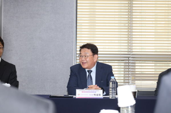 중소벤처기업부와 소상공인시장진흥공단은 30일 오전 10시 서울 마포에 위치한 드림스퀘어에서 '소상공인·전통시장 디지털 역량강화를 위한 상생협약'을 체결한 가운데, 박성효 소상공인시장진흥공단 이사장이 인사말을 하고 있다. / 소상공인시장진흥공단 제공