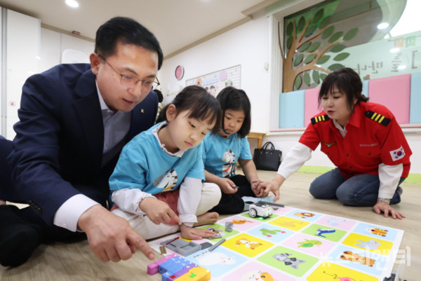 대전 동구는 30일 신흥어린이집에서 어린이집 재원 원아를 대상으로 과학새싹교실 ‘로봇은 내 친구’를 개최했다. / 동구 제공