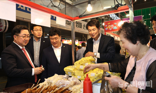 재정비를 마치고 더 풍성해진 콘텐츠로 돌아온 대전 동구 중앙시장 야시장 ‘동구夜놀자’가 지난 3일 문을 열고 손님을 맞았다. (사진=이장우 시장(왼쪽 첫 번째)과 이상래 시의회 의장(오른쪽 첫 번째)이 시장을 둘러보고 있다. / 시의회 제공)