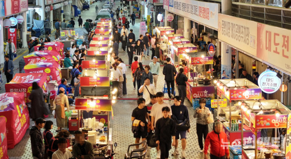 재정비를 마치고 더욱 풍성해진 콘텐츠로 돌아온 대전 동구 중앙시장 야시장 ‘동구夜놀자’가 3일 문을 열고 손님을 맞았다. / 동구 제공