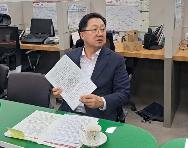 이장우 대전시장이 7일 소상공인시장진흥공단(이하 소진공) 사옥 이전을 추진 중인 박성효 이사장의 사퇴를 촉구하고 나섰다. (사진=이장우 대전시장이 7일 시청 기자실에서 소진공 사옥 이전과 관련해 중기부에 보낸 항의 서한을 공개하고 있다. / 대전 정치부기자단)