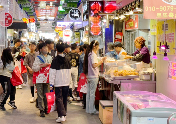 소상공인시장진흥공단 대전충청지역본부는지난 8일 대전 서구 도마큰시장에서 유천초등학교 학생들과 '어버이날 맞이 전통시장 체험행사'를 진행했다고 밝혔다. / 소상공인시장진흥공단 제공