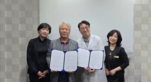 왼쪽 두 번째부터 미래지식희망나눔의 김종숙 대표와 대전사랑메세나 김진혁 대표가 협약을 체결한 후 관계자들과 기념촬영을 하고 있다.