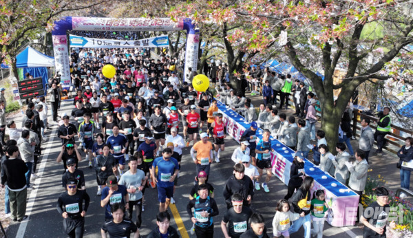 대전 동구는 지난 10일 구청 접견실에서 4월 13일 개최된 ‘2024 대청호 벚꽃길 마라톤대회’ 참가 선수들로부터 모아진 자동기부금 200만 원에 대한 기탁식을 개최했다. (사진=대회 현장 / 동구 제공)