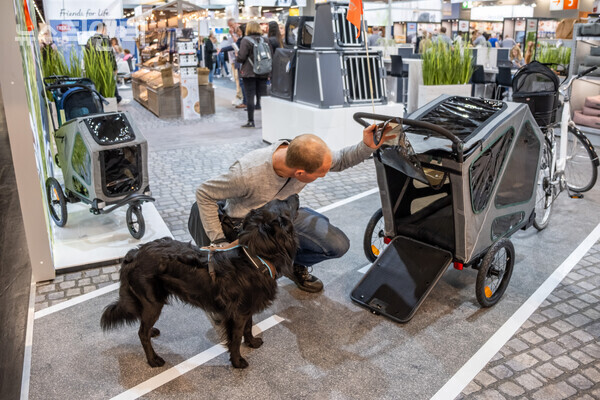 국제 펫 박람회 '인터주2024'(InterZoo2024) 현장(이동장치를 살펴보는 관람객) / 펫산업연합회 제공