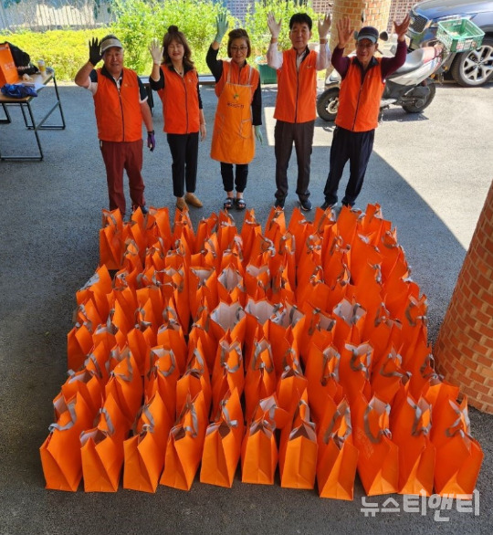 대전 중구 부사동은 13일 동 복지만두레에서 관내 저소득가정 70세대에 밑반찬을 전달했다고 밝혔다. (사진=행사 기념촬영 / 중구 제공)