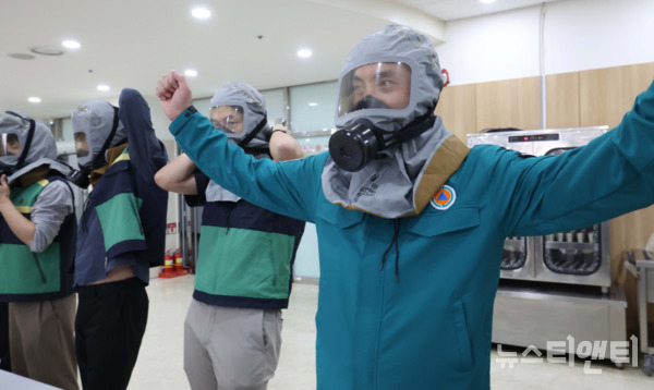 대전 동구는 14일 구청 후생관에서 공습 대비 구 청사 대피훈련을 실시했다. (사진=박희조 구청장이 훈련에 임하고 있다. / 동구 제공)