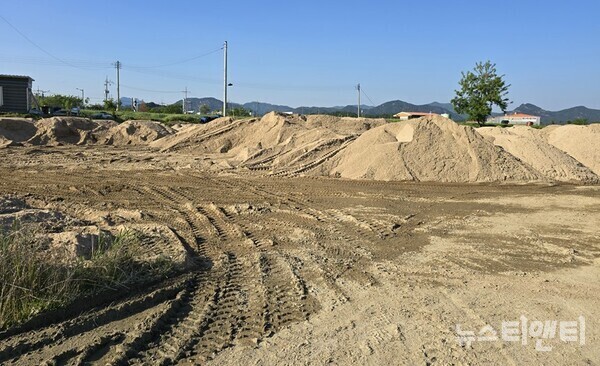 금산군 건설교통과가 모래 채취 허가 절차 없이 제설용도로 쌓아 둔 모래성 / 뉴스티앤티