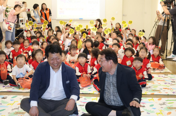 소상공인시장진흥공단은 지난 14일 대전 중구 태평시장에서 5월 동행축제 및 가정의 달과 연계하여 어린이 180명과 함께 전통시장 소비 활성화를 위한 어린이 전통시장 체험행사를 진행했다고 밝혔다. 사진은 어린이들과 백원경매를 진행하고 있는 박성효 이사장과 이용수 태평시장 상인회장(사진 왼쪽부터 이용수 상인회장, 박성효 이사장). / 소상공인시장진흥공단 제공