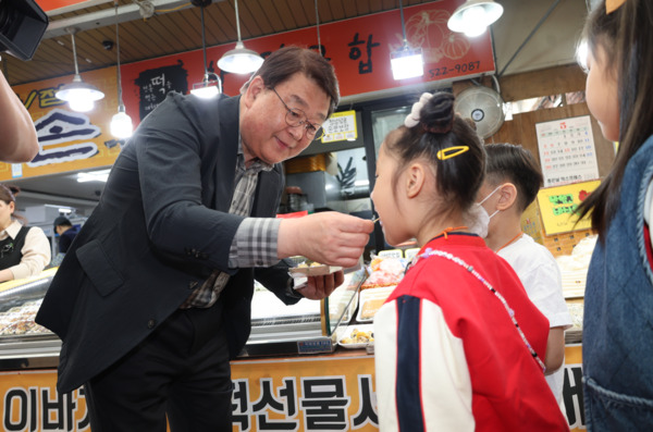 소상공인시장진흥공단은 지난 14일 대전 중구 태평시장에서 5월 동행축제 및 가정의 달과 연계하여 어린이 180명과 함께 전통시장 소비 활성화를 위한 어린이 전통시장 체험행사를 진행했다고 밝혔다. 사진은 박성효 이사장이 어린이 전통시장 체험행사를 진행하고 있는 모습. / 소상공인시장진흥공단 제공