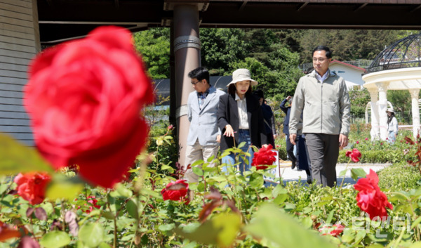 박희조 대전 동구청장은 16일 대청호 자연수변공원과 대청호자연생태관 장미원 조성사업 현장을 찾아 추진 상황을 점검했다. / 동구 제공