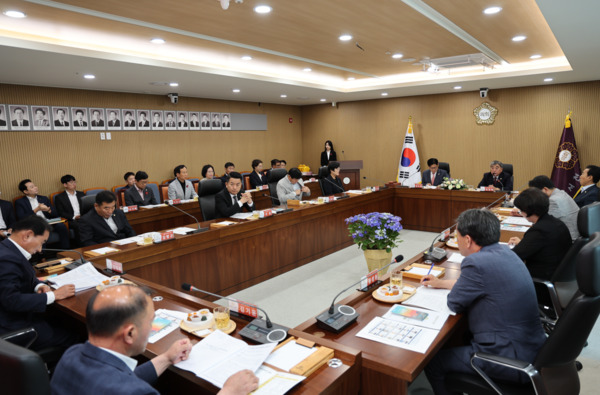 충남시군의회의장협의회는 지난 17일 서천군의회에서 제122차 정례회를 개최했다고 밝혔다. / 서천군의회 제공