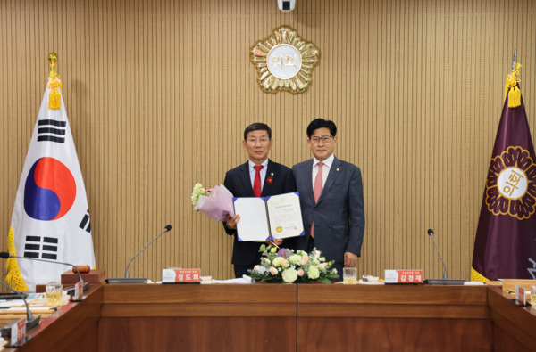 충남시군의회의장협의회는 지난 17일 서천군의회에서 제122차 정례회를 개최한 가운데, 정도희 회장이 서천군의회 김원섭 운영위원장에게 충남의정봉사대상을 수여한 후 기념촬영을 하고 있다(사진 왼쪽부터  서천군의회 김원섭 운영위원장, 정도희 회장). / 서천군의회 제공