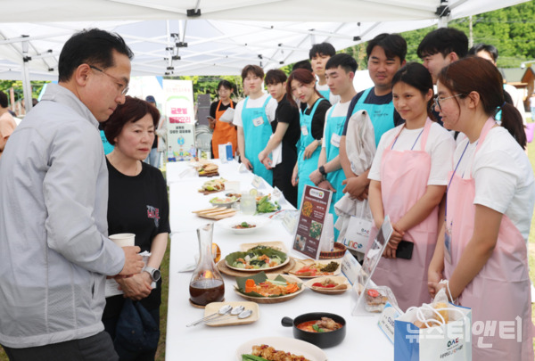 대전 동구는 지난 18일부터 19일까지 이틀간 상소동 오토캠핑장에서 개최된 ‘2024 상소캠핑요리축제’가 다양한 프로그램으로 참여자들의 호평을 받으며 성황리에 마무리됐다고 밝혔다. (사진=박희조 구청장(왼쪽 첫 번째)이 우송대학교 외국인 학생들이 선보인 요리를 둘러보고 있다. / 동구 제공)