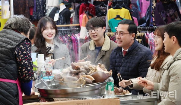 대전 동구는 지난 1905년 경부선 개통 후 대전역이 들어서며 대전의 시작을 함께한 모태 도시로 명실상부한 대전의 중심이었다. 그러나 발전 축이 서쪽으로 이동하면서 원도심과 신도심 사이의 동‧서격차가 대전의 문제로 떠오르기 시작했다. (사진=박희조 구청장(오른쪽 세 번째)이 중앙시장 먹자골목에서 MZ세대 공무원들과 순대를 먹으며 허심탄회한 이야기를 나누고 있다. / 동구 제공)