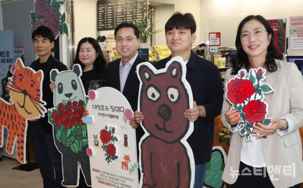 대전 동구와 사회복지법인 밀알이 협력해 운영하는 ‘대청호 장미 깜짝(Pop-Up)카페’가 지난달 31일 구청 1층 로비에 그 향기로운 문을 활짝 열었다. / 동구 제공