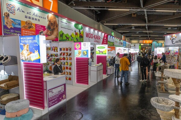 펫박람회장에 반려동물을 위한 다양한 상품과 서비스가 진열되어 있다. / 펫산업연합회 제공