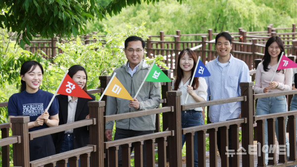 대청호, 중앙시장, 인쇄거리 등 지역 자원을 적극 활용하고 특성을 반영한 다채로운 축제 개최로 문화 불모지였던 대전 동구가 중부권 대표 문화예술․관광 도시로 도약하는 새 전기를 맞이했다. (사진=대청호 장미원 홍보 촬영 / 동구 제공)