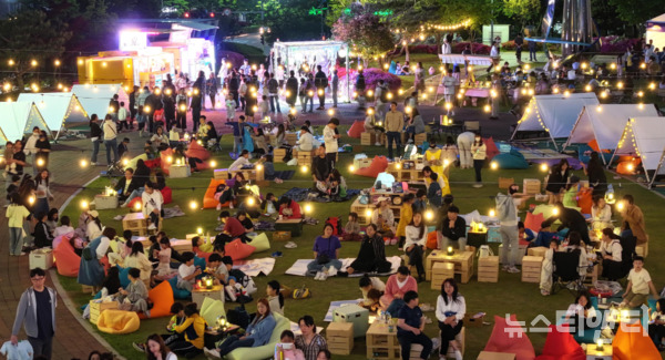 대전 동구는 지난 8일 개최된 ‘그린 야외도서관’ 행사를 끝으로, 올해 야외도서관 사업을 성황리에 마무리했다고 11일 밝혔다. (사진=지난 4월 26일 구청 광장에서 열린 달빛 야외도서관 / 동구 제공)