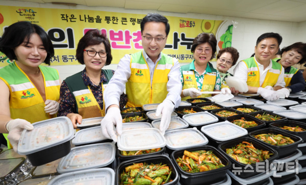 대전 동구는 민선 8기 출범 후 지난 2년간 주민들이 안심하고 일상을 누릴 수 있도록 다양한 정책을 추진하는 한편, 동구만의 전략을 바탕으로 소외되는 세대 없이 모두가 건강하고 행복한 삶을 영위할 수 있는 질적 성장을 꾀하고 있다. (사진=박희조 구청장(왼쪽 세 번째)이 반찬나눔 활동에 참여하고 있다. / 동구 제공)