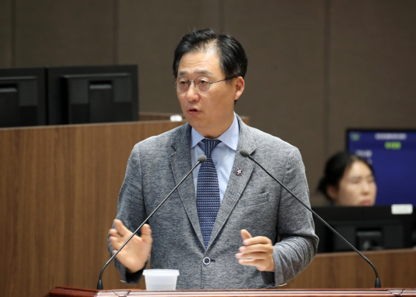 충남도의회는 21일 더불어민주당 김선태 의원이 제352회 정례회 제3차 본회의에서 도정질문을 통해 공공기관 통폐합 1년을 맞아 '충청남도 여성가족청소년사회서비스원' 운영의 문제점을 지적하고 개선 방안 마련을 촉구했다고 밝혔다. / 충남도의회 제공