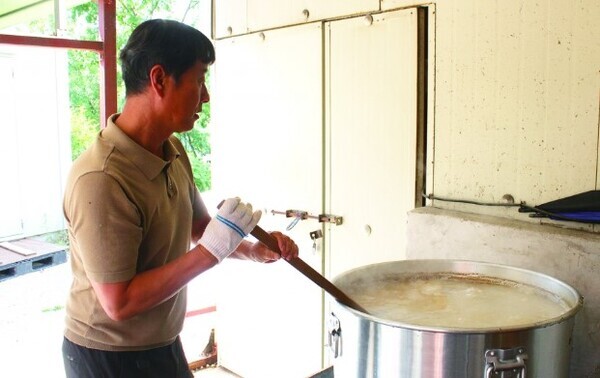 '메밀정원' 강춘규 대표가 육수를 살피고 있다.
