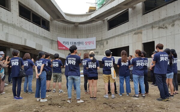 동물권행동 카라는 2003년에 설립되어 20년이 넘는 시간 동안 한국을 대표하는 동물단체로 성장했다.