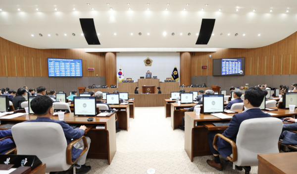 충남도의회는 24일 제352회 정례회 제4차 본회의를 끝으로 제12대 전반기 의정활동을 모두 마무리한 가운데, 김복만 제1부의장이 폐회를 선언하고 있다. / 충남도의회 제공