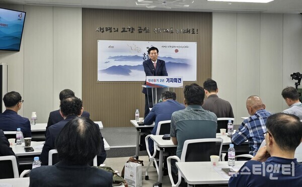 박범인 금산군수가 26일 군청 브리핑룸에서 민선 8기 전반기 운영에 대한 소회를 밝히고 있다. / 뉴스티앤티