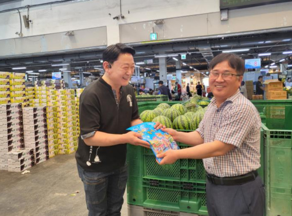 농협대전공판장은 15일 초복을 맞아 계속되는 장마와 무더위 속에서 농산물 유통에 구슬땀을 흘리고 있는 농협중도매인·거래처 관계자·하역반 등에게 아이스크림을 전달하여 무더위 속 시원함을 선사했다고 밝혔다. / 농협대전지역본부 제공