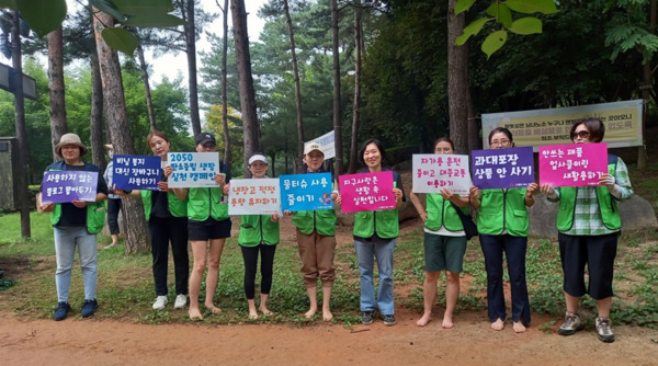 충남도의회는 지난 13일 국민의힘 신순옥 의원이 천안 용곡공원에서 열린 탄소중립 생활 실천 캠페인(주최:그녀들의봉사 ‘틔움’)에 참여했다고 밝혔다. / 신순옥 의원 제공
