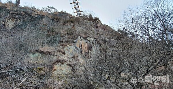 월영산 출렁다리 밑 암반 절리 모습 / 뉴스티앤티