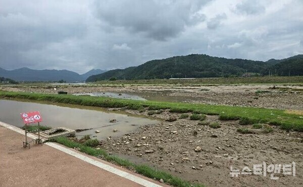 혈세를 투입해 조성한 금산군 봉황천 수변부지 파크골프장이 지난 10일 내린 호우로 잔디가 모두 쓸려 나가고 뻘밭, 모래밭으로 변해버렸다. 준공 열흘 만이다. 금산군 봉황천 파크골프장은 지난 1월 착공해 6월 말 준공했다. 사업비는 총 21억 8천600만원이 투입됐다.  / 뉴스티앤티