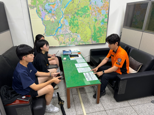 오송고등학교 시사탐구 동아리는 지난 18일 지역 119 안전센터에 감사 편지를 전달하며 감사의 마음을 전했다. / 충북교육청 제공