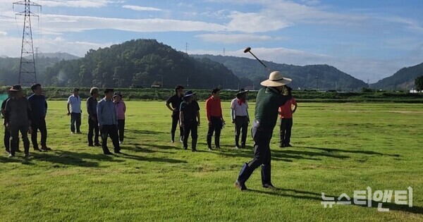 박범인 금산군수가 지난 26일 아침 봉황천 파크골프장 수해현장 일원에서 티샷하고 있다. / 제보자 제공