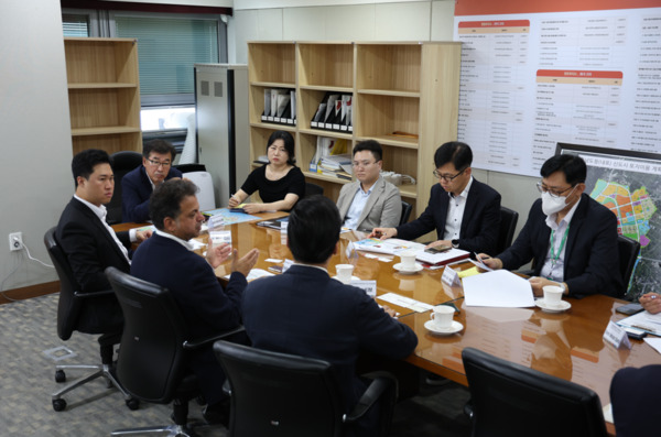 충남도의회는 5일 무소속 지민규 의원이 스페인·덴마크·폴란드의 연구그룹을 이끌며 '호라이즌 유럽(Horizon Europe) 프로젝트'에 참여하고 있는 펀딩박스(Funding Box)의 산유 카라니(Sanyu Karani) 회장·K-펀딩파트너 김경동 공동창업자와 함께 전형식 충남도 정무부지사를 만나 충남의 프로젝트 참여를 제안했다고 밝혔다. / 지민규 의원 제공