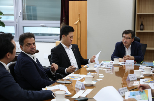 충남도의회는 5일 무소속 지민규 의원이 스페인·덴마크·폴란드의 연구그룹을 이끌며 '호라이즌 유럽(Horizon Europe) 프로젝트'에 참여하고 있는 펀딩박스(Funding Box)의 산유 카라니(Sanyu Karani) 회장·K-펀딩파트너 김경동 공동창업자와 함께 전형식 충남도 정무부지사를 만나 충남의 프로젝트 참여를 제안했다고 밝혔다. / 지민규 의원 제공
