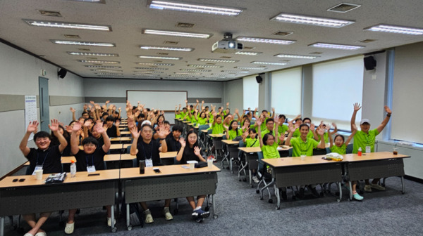 충북교육청 직속기관 교육연구정보원은 여름방학을 활용해 9일부터 10일까지 1박 2일간 충주시 건설경영연수원에서 ‘2024. 가족과 함께하는 코딩캠프’를 개최했다고 밝혔다. / 충북교육청 제공